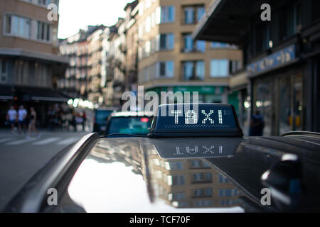 Gros plan du Black Taxi signe sur un jour de fin d'été. Banque D'Images