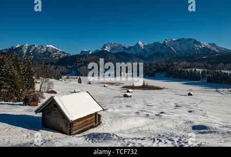 Dans Haystack paysage couvert de neige, le lac gelé en hiver Geroldsee en face de Karwendel, Mittenwald, Upper Bavaria, Bavaria, Germany, Euro Banque D'Images