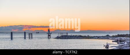 Coucher du soleil à Fraser River, Garry Point Park, côte, Vancouver, British Columbia, Canada, Amérique du Nord Banque D'Images