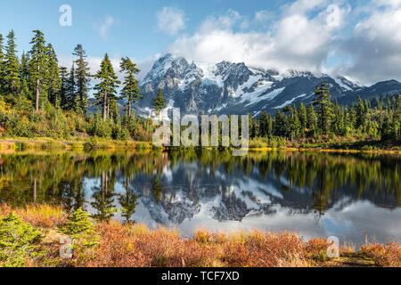 Mont Mt. Shuksan avec reflet dans Photo Lac, forêt en face du glacier avec neige, glace et rochers, le mont Baker-Snoqualmie National Forest, Washin Banque D'Images