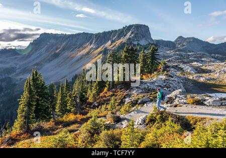 Sentier de randonnée randonneur sur femelle à Artist Point, paysage de montagne en automne, la Montagne de la table dans l'arrière, le mont Baker-Snoqualmie National Forest, a été Banque D'Images