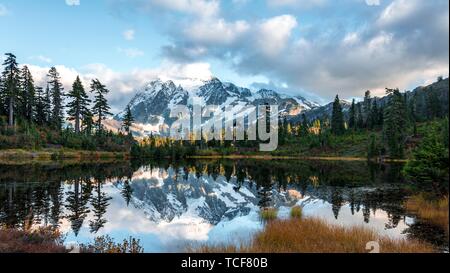 Mt. Shuksan Glacier avec neige avec reflet dans Photo Lac, paysage de montagnes boisées, Mt. Baker-Snoqualmie National Forest, North Carolina, USA, ni Banque D'Images