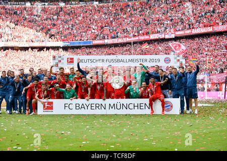 Photo de l'équipe, photo de groupe, célébration 2019 Championnat, FC Bayern Munich est pour la 29e fois champion allemand de la Bundesliga, Allianz-Arena, Munich Banque D'Images