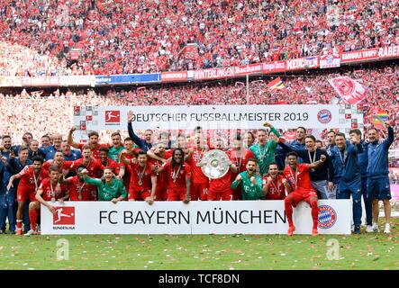 Photo de l'équipe, photo de groupe, célébration 2019 Championnat, FC Bayern Munich est pour la 29e fois champion allemand de la Bundesliga, Allianz-Arena, Munich Banque D'Images