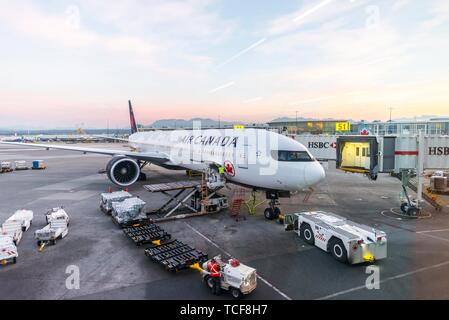 Avion de la compagnie aérienne Air Canada à l'aérogare de l'aéroport international, YVR, Vancouver, British Columbia, Canada, Amérique du Nord Banque D'Images