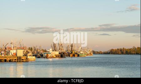 Coucher du soleil à Fraser River, Garry Point Park, côte, Vancouver, British Columbia, Canada, Amérique du Nord Banque D'Images