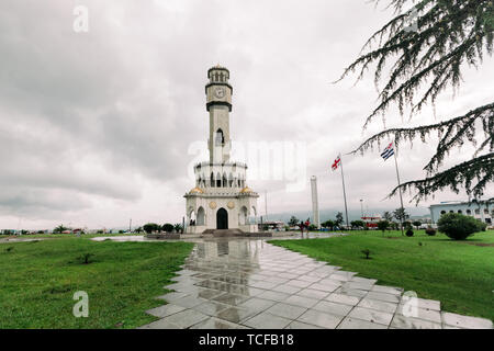 BATUMI, GÉORGIE - 10 septembre 2018 : Chacha Tower dans la journée à Batoumi, en Géorgie. La fontaine avec le chacha Banque D'Images