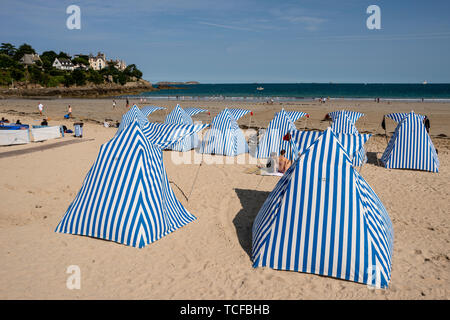 Le bleu et blanc à rayures parasols sur la plage, plage de l'Ecluse, Dinard, Bretagne, France Banque D'Images