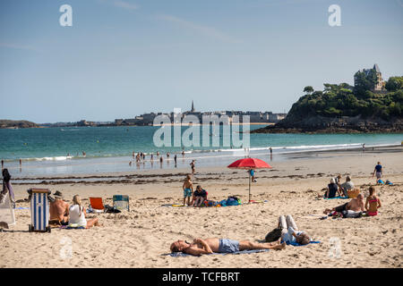 Les gens sur la plage, plage de l'Ecluse, Dinard, Bretagne, France Banque D'Images