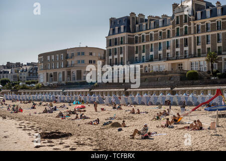 Les gens sur la plage, plage de l'Ecluse, Dinard, Bretagne, France Banque D'Images