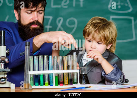 L'exemple personnel et d'inspiration. L'étude est intéressante. L'activité d'enseignement de l'étude par l'expérience. J'aime étudier dans l'école. Enseignant et garçon en laboratoire de chimie. Étudier la chimie et la biologie. Banque D'Images