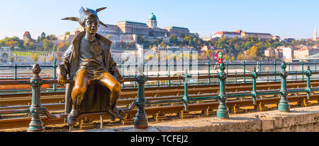 Budapest, Hongrie - Novembre 5, 2014 : l'icône de la ville de Budapest Princess Jester statue contre les toits panoramiques Buda Banque D'Images