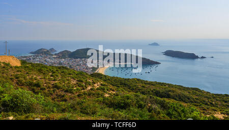 Vue aérienne de la station township à plage de sable à Quy Nhon, Vietnam. Banque D'Images