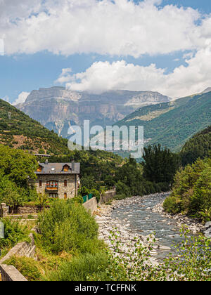 La vallée de la rivière Ara du village de Broto, parc national Ordesa y Monte Perdido dans les Pyrénées de Huesca, Espagne Banque D'Images