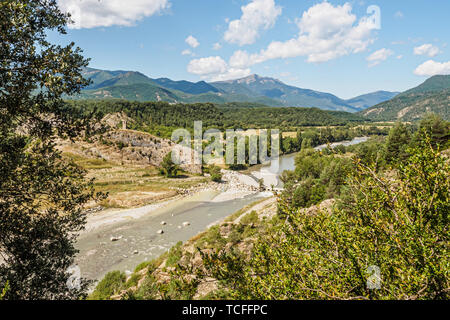 Vue sur le village abandonné de Janovas et la rivière Ara dans les Pyrénées de Huesca en Espagne Banque D'Images