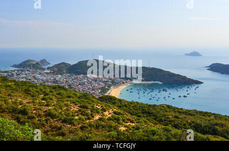 Vue aérienne de la station township à plage de sable à Quy Nhon, Vietnam. Banque D'Images