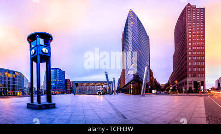 Toits de maisons du quartier financier de la Potsdammer Platz à Berlin, Allemagne. Montage panoramique avec filtres artistiques appliquées Banque D'Images