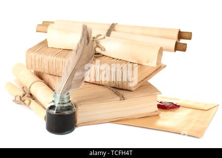 Vieux livres, lettres et stylo plume isolated on white Banque D'Images