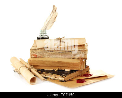 Vieux livres, lettres et stylo plume isolated on white Banque D'Images