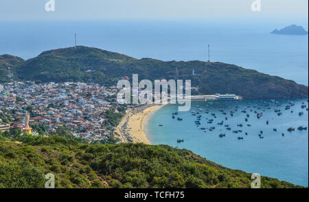 Vue aérienne de la station township à plage de sable à Quy Nhon, Vietnam. Banque D'Images