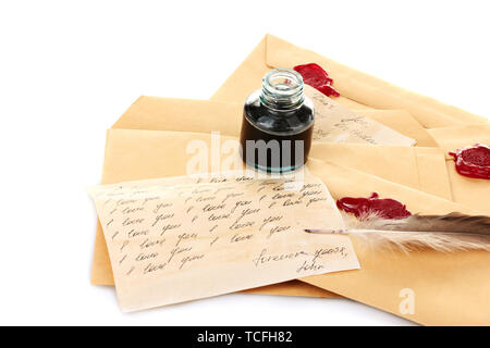 Plume, encre et lettres anciennes isolated on white Banque D'Images