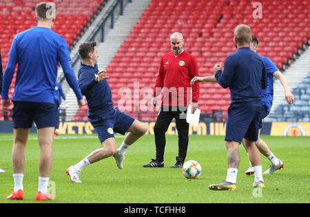 L'Écosse manager Steve Clarke (centre) au cours de la séance de formation à l'Hampden Park, Glasgow. Banque D'Images