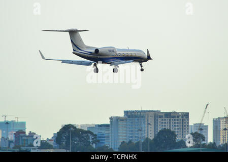 Saigon, Vietnam - Apr 23, 2019. N123EM Gulfstream G450 (avions privés) à l'atterrissage à l'aéroport Tan Son Nhat (SGN). Banque D'Images