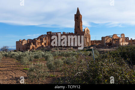 Ruines de la vieille tour de l'église sur les ruines de la ville historique de Belchite, Zaragoza, Espagne Banque D'Images