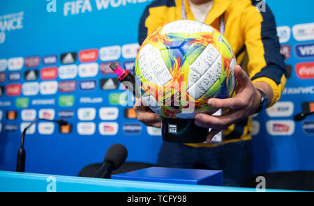 07 juin 2019, la France (France), Rennes : Football, les femmes, la Coupe du monde : un homme d'une balle de la Coupe du monde sur un piédestal. Photo : Sebastian Gollnow/dpa Banque D'Images