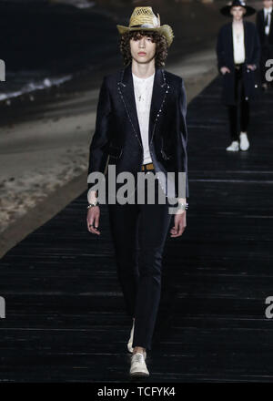 Malibu, United States. 06 Juin, 2019. MALIBU, LOS ANGELES, CALIFORNIE, USA - 06 juin : A Model au Saint Laurent Mens Spring Summer 20 Show qui a eu lieu à Paradise Cove Beach le 6 juin 2019 à Malibu, Los Angeles, Californie, États-Unis. (Photo par Xavier Collin/Image Crédit : Agence de Presse) L'agence de presse Image/Alamy Live News Banque D'Images