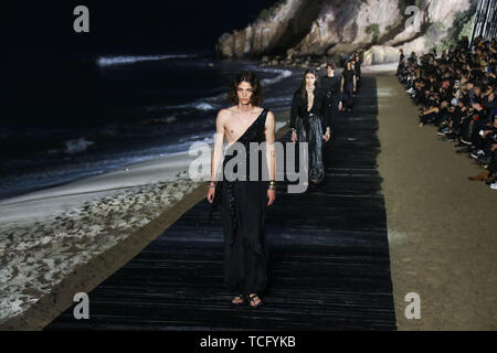 Malibu, United States. 06 Juin, 2019. MALIBU, LOS ANGELES, CALIFORNIE, USA - 06 juin : A Model au Saint Laurent Mens Spring Summer 20 Show qui a eu lieu à Paradise Cove Beach le 6 juin 2019 à Malibu, Los Angeles, Californie, États-Unis. (Photo par Xavier Collin/Image Crédit : Agence de Presse) L'agence de presse Image/Alamy Live News Banque D'Images