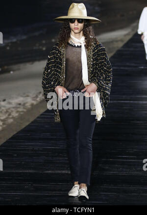 Malibu, United States. 06 Juin, 2019. MALIBU, LOS ANGELES, CALIFORNIE, USA - 06 juin : A Model au Saint Laurent Mens Spring Summer 20 Show qui a eu lieu à Paradise Cove Beach le 6 juin 2019 à Malibu, Los Angeles, Californie, États-Unis. (Photo par Xavier Collin/Image Crédit : Agence de Presse) L'agence de presse Image/Alamy Live News Banque D'Images