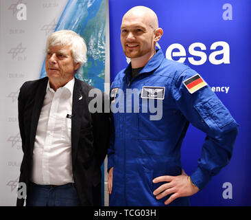 Erfurt, Allemagne. 07Th Juin, 2019. Ulf Merbold (l), l'ancien astronaute de l'ESA, et Alexander Gerst, astronaute de l'ESA, sont debout à côté de l'autre sur le podium lors de la conférence de presse dans l'Arène Erfurt sur le DLR space show du Centre aérospatial allemand (Deutsches Zentrum für Luft- und Raumfahrt, DLR). L'occasion est le 50e anniversaire de l'alunissage le 20 juillet 1969. Les spectacles le thème est structuré comme un "voyage de la pensée à la lune". Autour de 30 000 visiteurs sont attendus pour assister aux deux spectacles de deux heures. Crédit : Martin Schutt/dpa-Zentralbild/dpa/Alamy Live News Banque D'Images