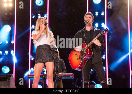 NASHVILLE, TENNESSEE - 06 juin : Kelsea Ballerini et Andrew Taggart des Chainsmokers effectuer sur scène lors de la première journée de 2019 CMA Music Festival 06 Juin, 2019 à Nashville, Tennessee. Photo : Andrew/MediaPunch Wendowski pour imageSPACE Banque D'Images