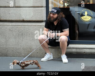 Milan, Italie. 07Th Juin, 2019. Martin Castrogiovanni avec son nouveau chien prend le taxi Martin Castrogiovanni-argentin, né italien, ancien joueur de rugby de l'équipe nationale italienne et maintenant un plat de personnalité, premier concurrent de 'Dancing with the stars' puis 'Tu sÃ¬ que vales', arrive en ville avec son petit chien le Tito et en attente de prendre un taxi, il est reconnu par beaucoup de gens qui font appel à lui pour des photos souvenirs, et même un mendiant lui parvient à obtenir quelques pièces. Credit : Agence Photo indépendant Srl/Alamy Live News Banque D'Images