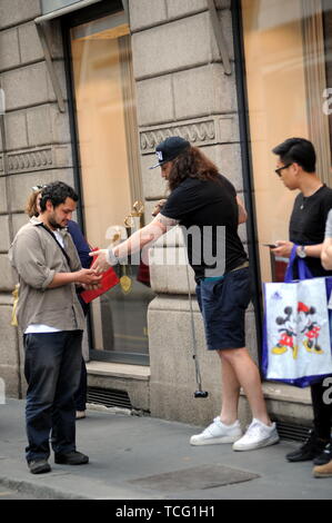 Milan, Italie. 07Th Juin, 2019. Martin Castrogiovanni avec son nouveau chien prend le taxi Martin Castrogiovanni-argentin, né italien, ancien joueur de rugby de l'équipe nationale italienne et maintenant un plat de personnalité, premier concurrent de 'Dancing with the stars' puis 'Tu sÃ¬ que vales', arrive en ville avec son petit chien le Tito et en attente de prendre un taxi, il est reconnu par beaucoup de gens qui font appel à lui pour des photos souvenirs, et même un mendiant lui parvient à obtenir quelques pièces. Credit : Agence Photo indépendant Srl/Alamy Live News Banque D'Images