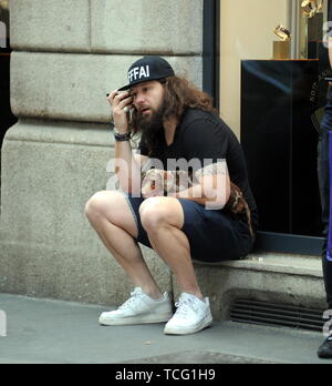 Milan, Italie. 07Th Juin, 2019. Martin Castrogiovanni avec son nouveau chien prend le taxi Martin Castrogiovanni-argentin, né italien, ancien joueur de rugby de l'équipe nationale italienne et maintenant un plat de personnalité, premier concurrent de 'Dancing with the stars' puis 'Tu sÃ¬ que vales', arrive en ville avec son petit chien le Tito et en attente de prendre un taxi, il est reconnu par beaucoup de gens qui font appel à lui pour des photos souvenirs, et même un mendiant lui parvient à obtenir quelques pièces. Credit : Agence Photo indépendant Srl/Alamy Live News Banque D'Images