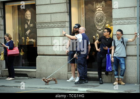 Milan, Italie. 07Th Juin, 2019. Martin Castrogiovanni avec son nouveau chien prend le taxi Martin Castrogiovanni-argentin, né italien, ancien joueur de rugby de l'équipe nationale italienne et maintenant un plat de personnalité, premier concurrent de 'Dancing with the stars' puis 'Tu sÃ¬ que vales', arrive en ville avec son petit chien le Tito et en attente de prendre un taxi, il est reconnu par beaucoup de gens qui font appel à lui pour des photos souvenirs, et même un mendiant lui parvient à obtenir quelques pièces. Credit : Agence Photo indépendant Srl/Alamy Live News Banque D'Images