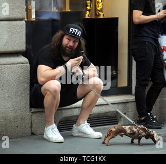 Milan, Martin Castrogiovanni avec son nouveau chien prend le taxi Martin Castrogiovanni-argentin, né italien, ancien joueur de rugby de l'équipe nationale italienne et maintenant un plat de personnalité, premier concurrent de 'Dancing with the stars' puis 'Tu sÃ¬ que vales', arrive en ville avec son petit chien le Tito et en attente de prendre un taxi, il est reconnu par beaucoup de gens qui font appel à lui pour des photos souvenirs, et même un mendiant lui parvient à obtenir quelques pièces. Banque D'Images