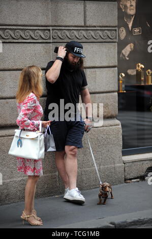 Milan, Martin Castrogiovanni avec son nouveau chien prend le taxi Martin Castrogiovanni-argentin, né italien, ancien joueur de rugby de l'équipe nationale italienne et maintenant un plat de personnalité, premier concurrent de 'Dancing with the stars' puis 'Tu sÃ¬ que vales', arrive en ville avec son petit chien le Tito et en attente de prendre un taxi, il est reconnu par beaucoup de gens qui font appel à lui pour des photos souvenirs, et même un mendiant lui parvient à obtenir quelques pièces. Banque D'Images