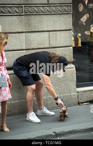 Milan, Martin Castrogiovanni avec son nouveau chien prend le taxi Martin Castrogiovanni-argentin, né italien, ancien joueur de rugby de l'équipe nationale italienne et maintenant un plat de personnalité, premier concurrent de 'Dancing with the stars' puis 'Tu sÃ¬ que vales', arrive en ville avec son petit chien le Tito et en attente de prendre un taxi, il est reconnu par beaucoup de gens qui font appel à lui pour des photos souvenirs, et même un mendiant lui parvient à obtenir quelques pièces. Banque D'Images