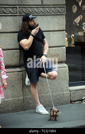 Milan, Martin Castrogiovanni avec son nouveau chien prend le taxi Martin Castrogiovanni-argentin, né italien, ancien joueur de rugby de l'équipe nationale italienne et maintenant un plat de personnalité, premier concurrent de 'Dancing with the stars' puis 'Tu sÃ¬ que vales', arrive en ville avec son petit chien le Tito et en attente de prendre un taxi, il est reconnu par beaucoup de gens qui font appel à lui pour des photos souvenirs, et même un mendiant lui parvient à obtenir quelques pièces. Banque D'Images