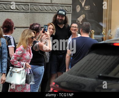 Milan, Martin Castrogiovanni avec son nouveau chien prend le taxi Martin Castrogiovanni-argentin, né italien, ancien joueur de rugby de l'équipe nationale italienne et maintenant un plat de personnalité, premier concurrent de 'Dancing with the stars' puis 'Tu sÃ¬ que vales', arrive en ville avec son petit chien le Tito et en attente de prendre un taxi, il est reconnu par beaucoup de gens qui font appel à lui pour des photos souvenirs, et même un mendiant lui parvient à obtenir quelques pièces. Banque D'Images