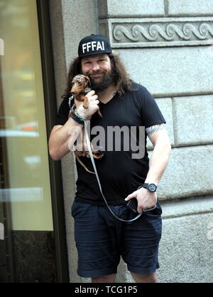 Milan, Martin Castrogiovanni avec son nouveau chien prend le taxi Martin Castrogiovanni-argentin, né italien, ancien joueur de rugby de l'équipe nationale italienne et maintenant un plat de personnalité, premier concurrent de 'Dancing with the stars' puis 'Tu sÃ¬ que vales', arrive en ville avec son petit chien le Tito et en attente de prendre un taxi, il est reconnu par beaucoup de gens qui font appel à lui pour des photos souvenirs, et même un mendiant lui parvient à obtenir quelques pièces. Banque D'Images