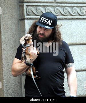 Milan, Martin Castrogiovanni avec son nouveau chien prend le taxi Martin Castrogiovanni-argentin, né italien, ancien joueur de rugby de l'équipe nationale italienne et maintenant un plat de personnalité, premier concurrent de 'Dancing with the stars' puis 'Tu sÃ¬ que vales', arrive en ville avec son petit chien le Tito et en attente de prendre un taxi, il est reconnu par beaucoup de gens qui font appel à lui pour des photos souvenirs, et même un mendiant lui parvient à obtenir quelques pièces. Banque D'Images