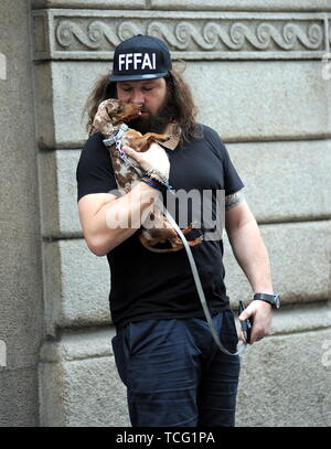 Milan, Martin Castrogiovanni avec son nouveau chien prend le taxi Martin Castrogiovanni-argentin, né italien, ancien joueur de rugby de l'équipe nationale italienne et maintenant un plat de personnalité, premier concurrent de 'Dancing with the stars' puis 'Tu sÃ¬ que vales', arrive en ville avec son petit chien le Tito et en attente de prendre un taxi, il est reconnu par beaucoup de gens qui font appel à lui pour des photos souvenirs, et même un mendiant lui parvient à obtenir quelques pièces. Banque D'Images