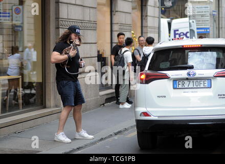 Milan, Martin Castrogiovanni avec son nouveau chien prend le taxi Martin Castrogiovanni-argentin, né italien, ancien joueur de rugby de l'équipe nationale italienne et maintenant un plat de personnalité, premier concurrent de 'Dancing with the stars' puis 'Tu sÃ¬ que vales', arrive en ville avec son petit chien le Tito et en attente de prendre un taxi, il est reconnu par beaucoup de gens qui font appel à lui pour des photos souvenirs, et même un mendiant lui parvient à obtenir quelques pièces. Banque D'Images