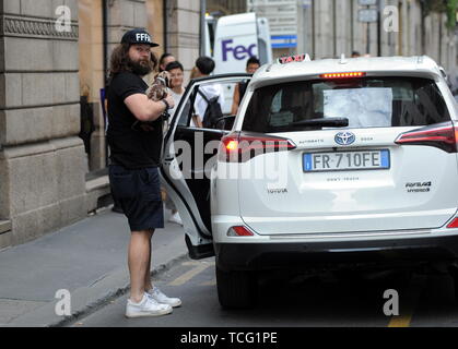 Milan, Martin Castrogiovanni avec son nouveau chien prend le taxi Martin Castrogiovanni-argentin, né italien, ancien joueur de rugby de l'équipe nationale italienne et maintenant un plat de personnalité, premier concurrent de 'Dancing with the stars' puis 'Tu sÃ¬ que vales', arrive en ville avec son petit chien le Tito et en attente de prendre un taxi, il est reconnu par beaucoup de gens qui font appel à lui pour des photos souvenirs, et même un mendiant lui parvient à obtenir quelques pièces. Banque D'Images