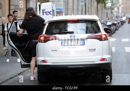 Milan, Martin Castrogiovanni avec son nouveau chien prend le taxi Martin Castrogiovanni-argentin, né italien, ancien joueur de rugby de l'équipe nationale italienne et maintenant un plat de personnalité, premier concurrent de 'Dancing with the stars' puis 'Tu sÃ¬ que vales', arrive en ville avec son petit chien le Tito et en attente de prendre un taxi, il est reconnu par beaucoup de gens qui font appel à lui pour des photos souvenirs, et même un mendiant lui parvient à obtenir quelques pièces. Banque D'Images