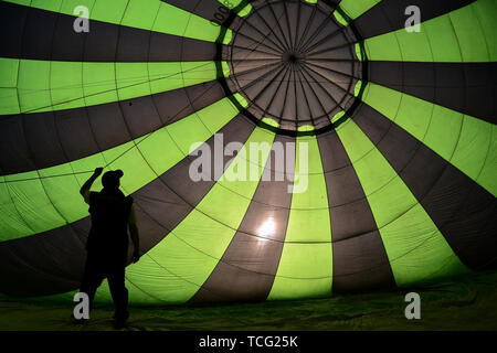 Mlada Boleslav, République tchèque. 7 juin, 2019. La 17e République tchèque les ballons à air chaud ''Belske hemzeni Fiesta'' aura lieu à Mlada Boleslav (50 kilomètres au nord de Prague) en République tchèque. Un Balloonist Ludek Krizek de Bohême Balloon Team se prépare à takeof à Mlada Boleslav.La montgolfière est la plus ancienne biogénique réussie de la technologie de vol. Le 21 novembre 1783, à Paris, France, le premier vol habité a été faite par Jean-François Pilatre de Rozier et François Laurent d'Arlandes dans un ballon à air chaud créé par les frères Montgolfier. Credit : ZUMA Press, Inc./Alamy Vivre sw Banque D'Images